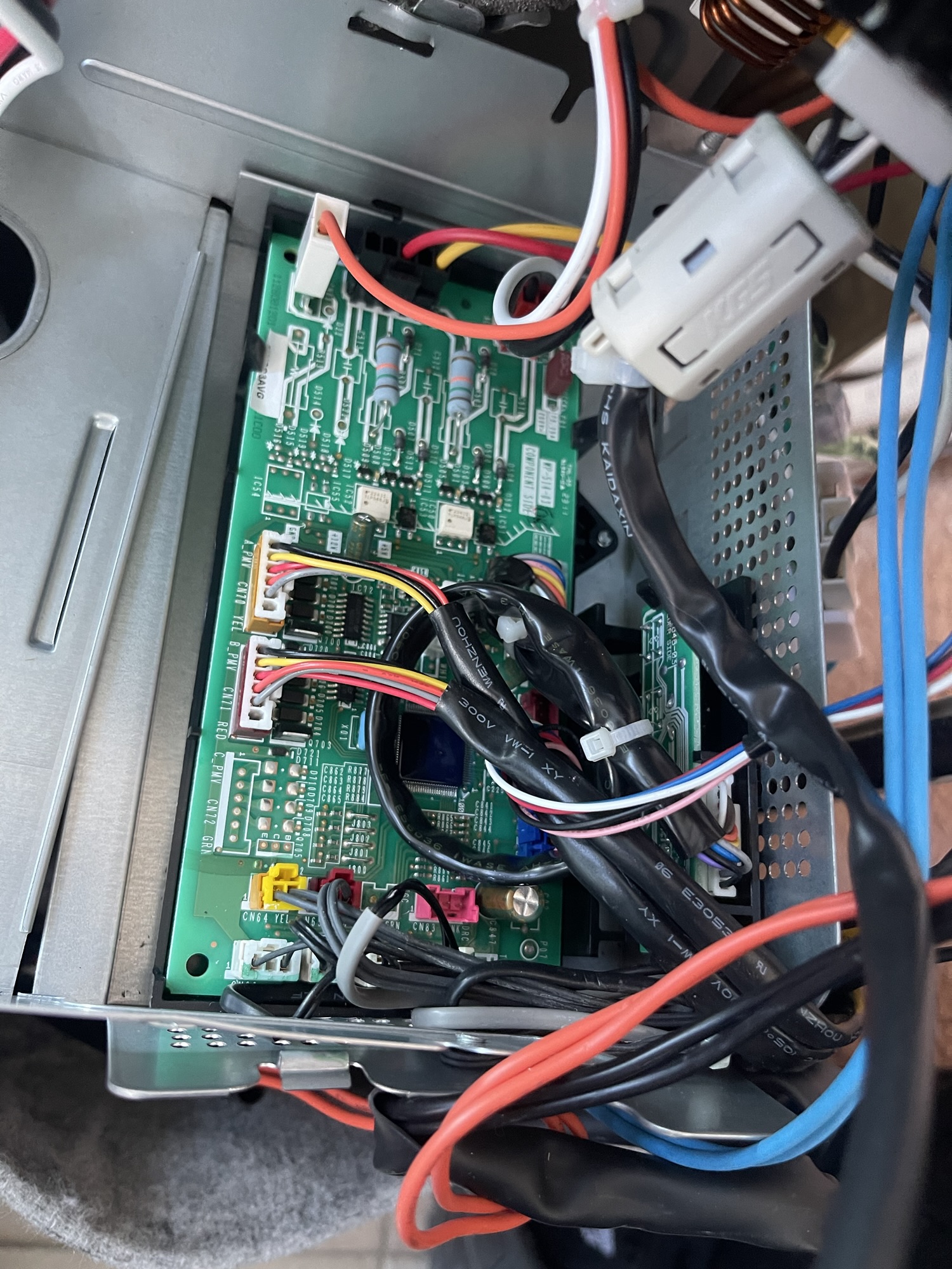 Remplacement de carte électronique sur un bisplit Toshiba à Saint-Raphaël (83)