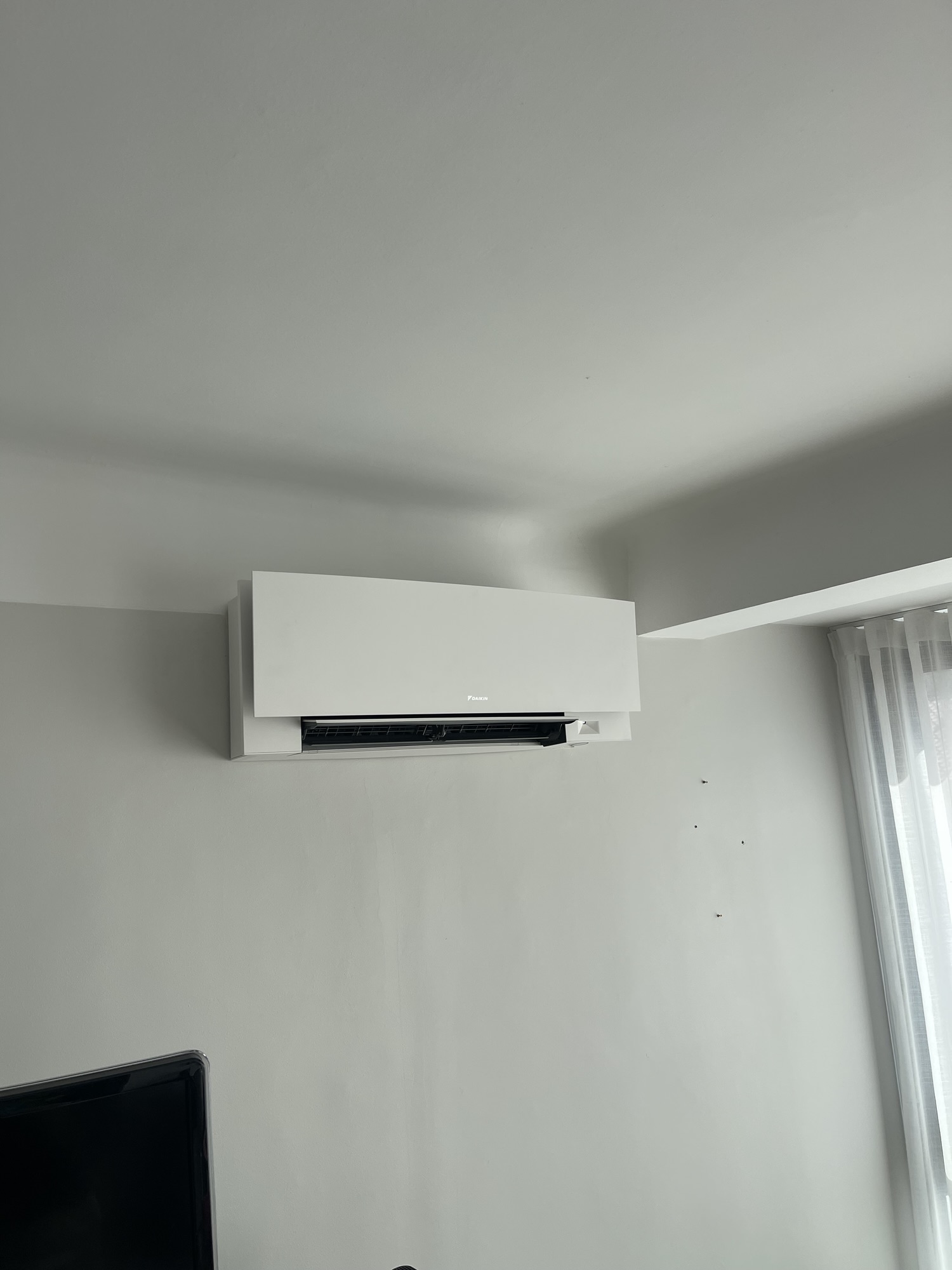 Installation d’un climatiseur Daikin Emura 4.2kw à Carry-Le-Rouet (13)