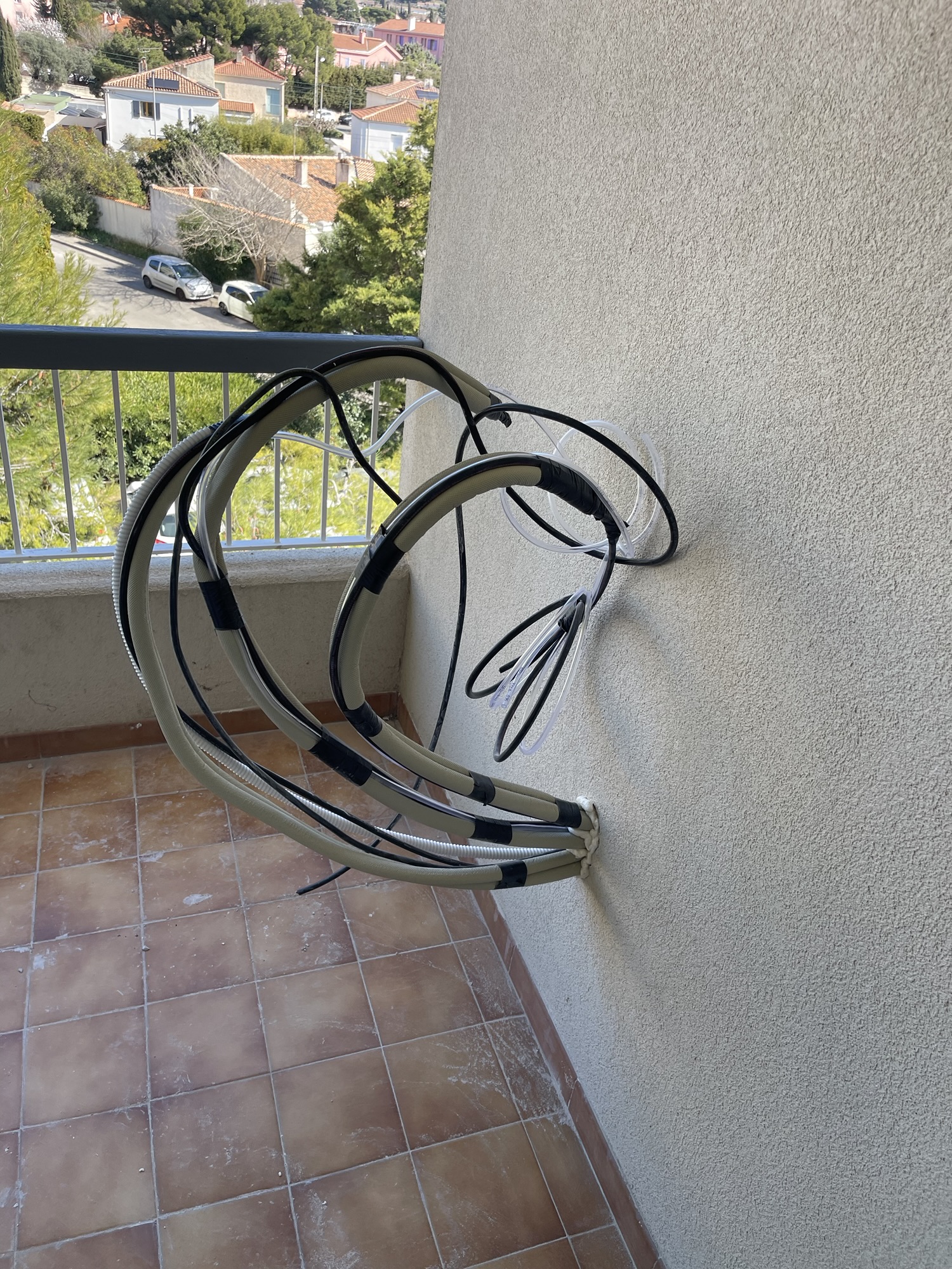 Préparation de chantier avant doublure en placo pour un futur Tri-split à Vitrolles (13)