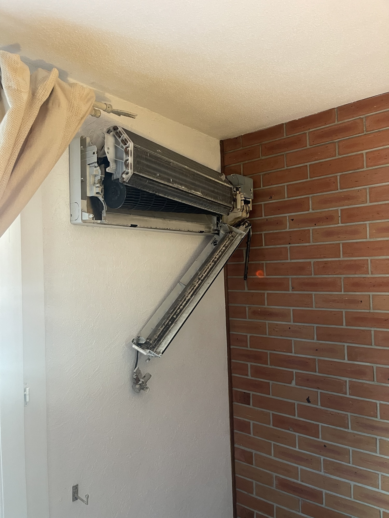 Entretiens haute pression sur plusieurs climatiseurs à Marignane (13)