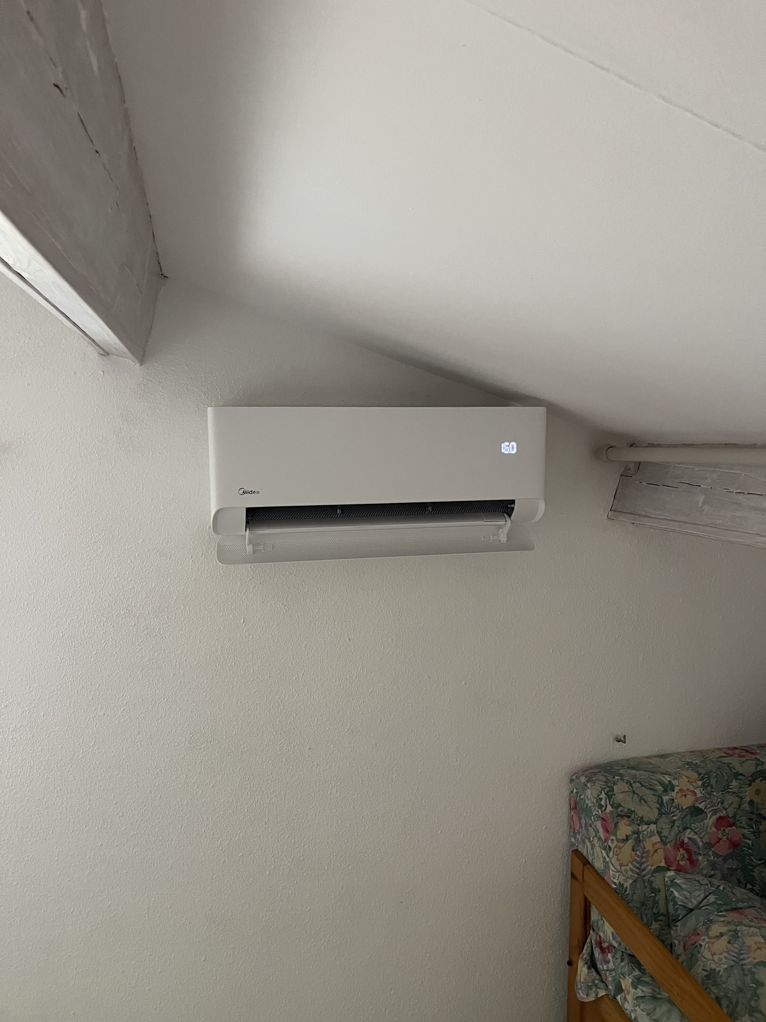 Installation d’un climatiseur Midea Breezeless 2.5kw à Gruissan (11)